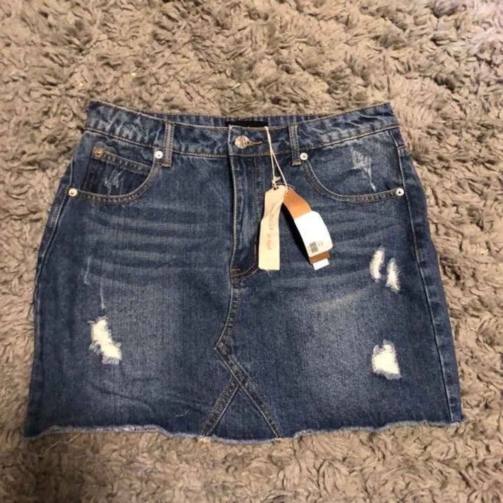 BRAND NEW trendy jean skirt size large!!